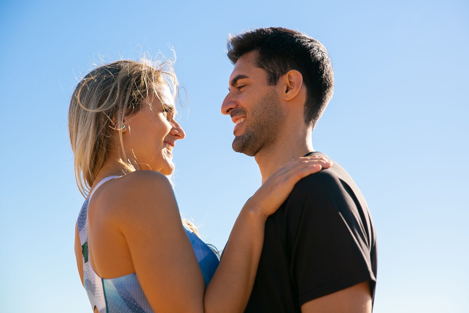 Casal sorrindo e se abraçando - Benefícios da Terapia de Casal