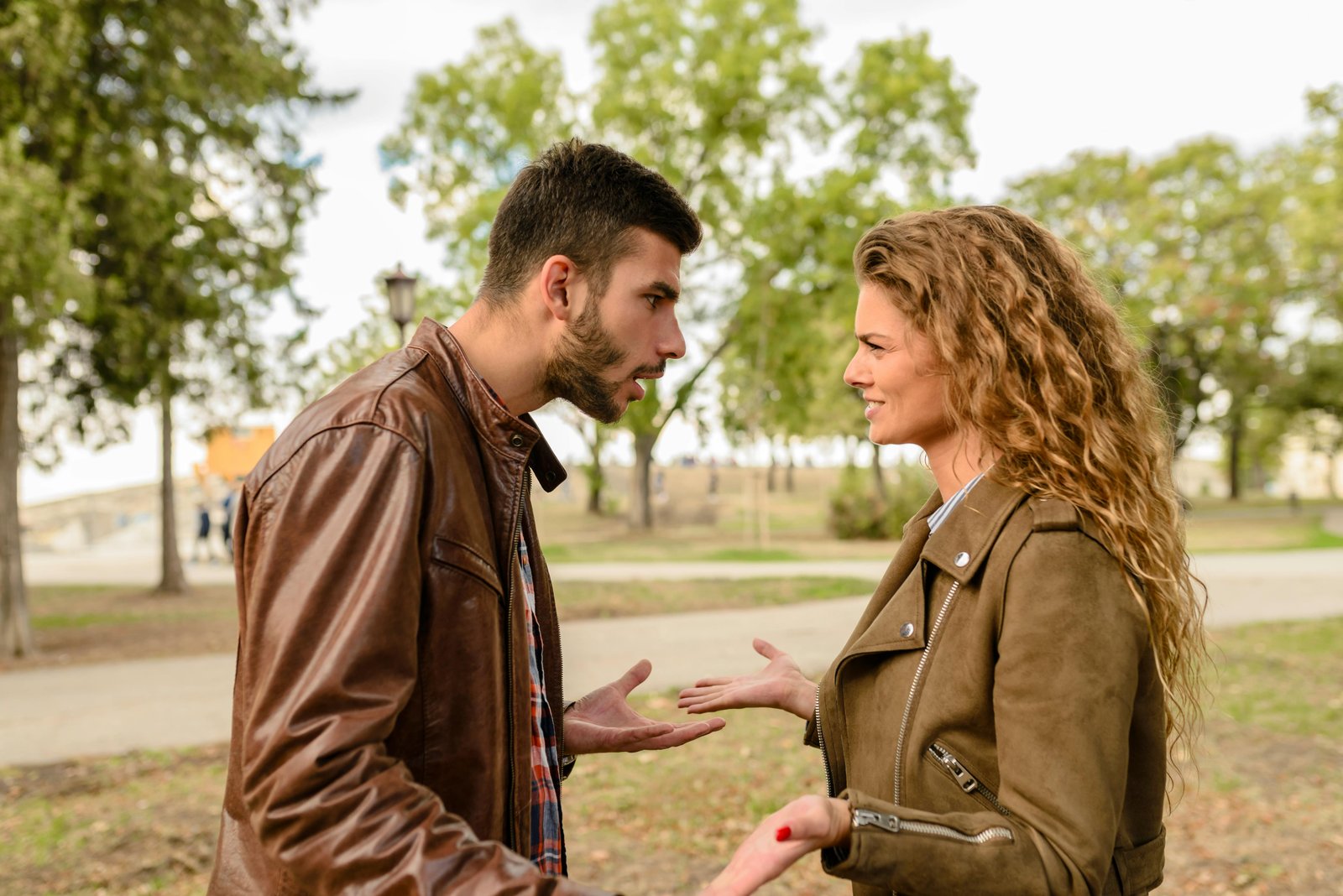 Casal conversando em ambiente acolhedor - Terapia de Casal